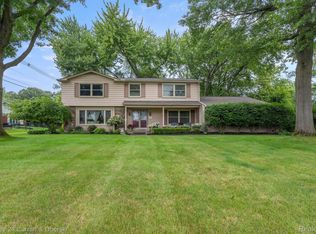 5518 Pembury Ln, West Bloomfield, MI 48322