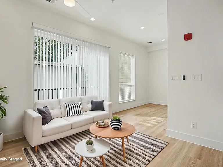 2217 N Fitzhugh Ave #204 — Photo 8