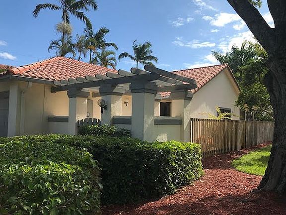 Croydon Ct, Entrance & Fance