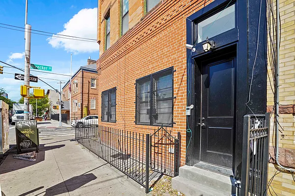 Rented by Crifasi Real Estate | media 21