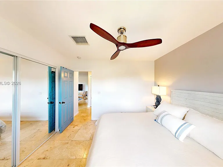 530 NE 15th Ct #7 — Photo 40