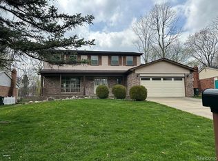 425 Pinehurst Dr, Rochester Hills, MI 48309