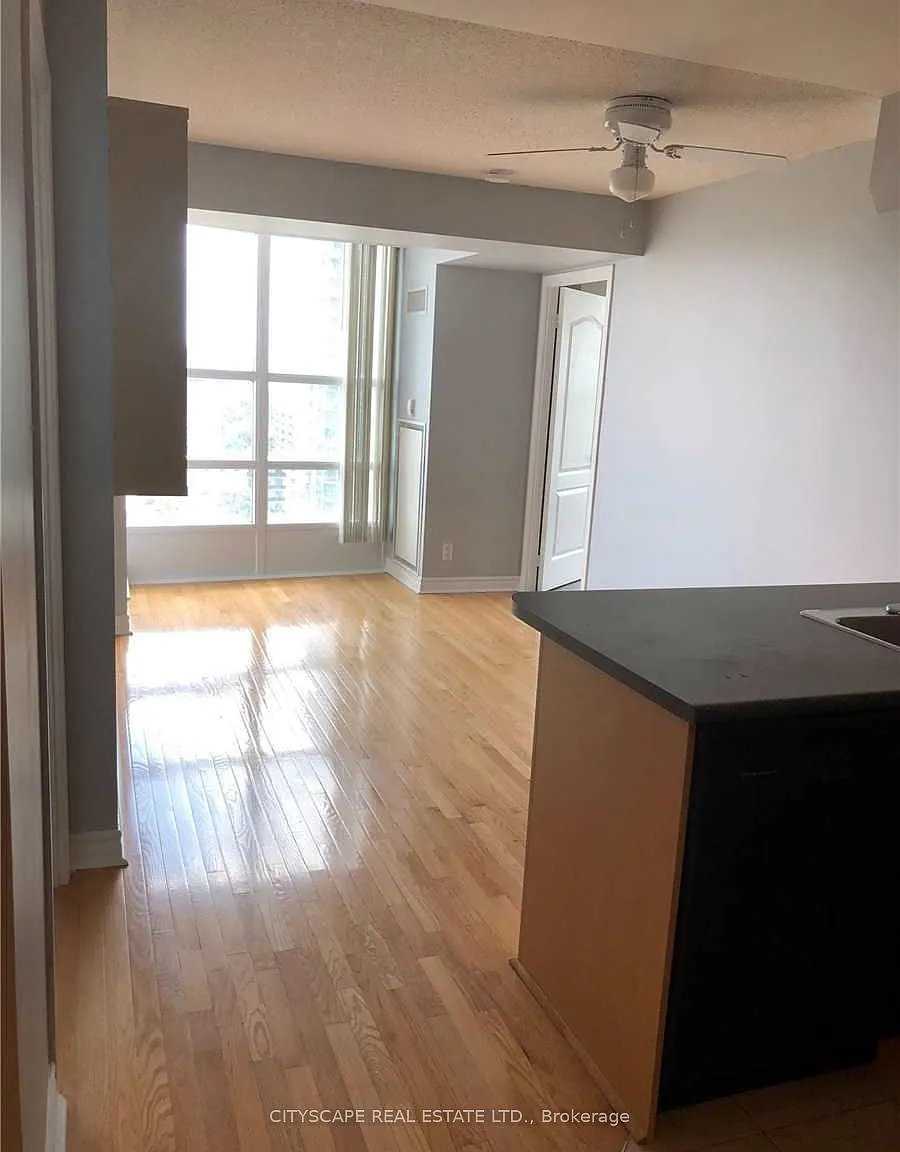 33 Elm Dr W — Photo 3