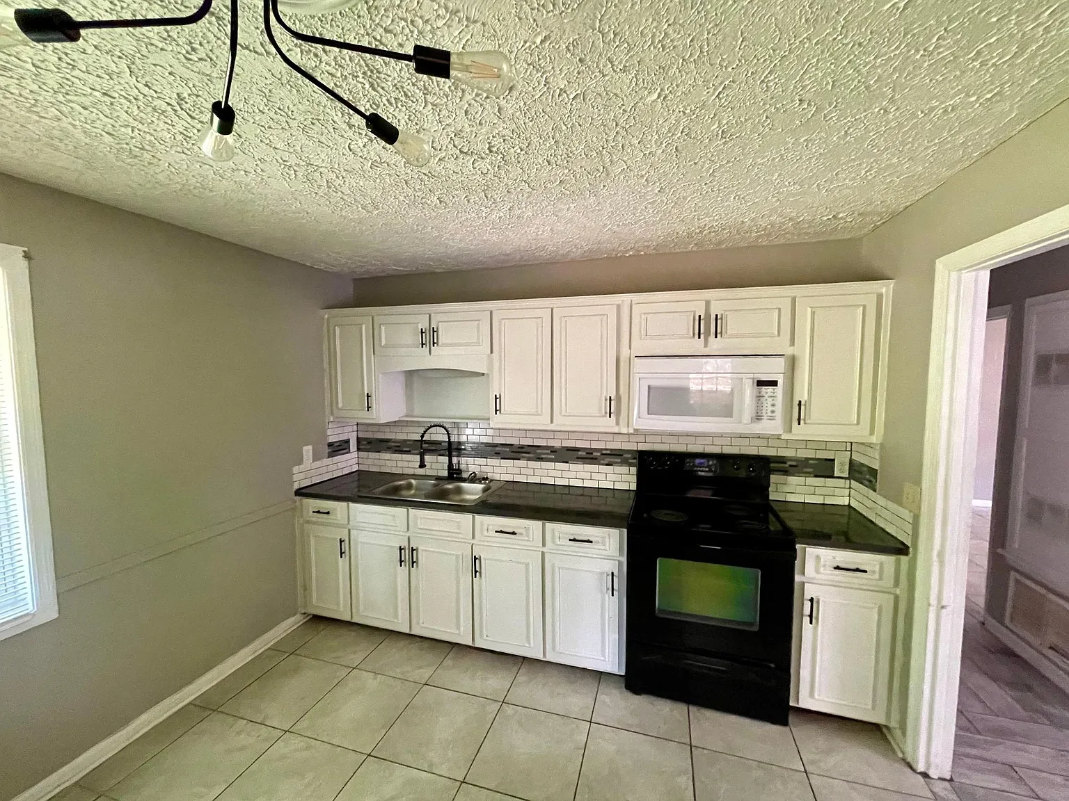 3 bed, 1053 sqft, $1,250 — Photo 3