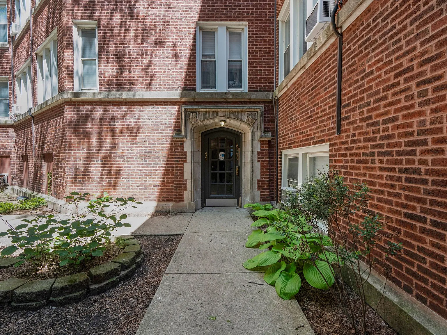 6565 N. Lakewood Renovated Rogers Park Apartments — Photo 2