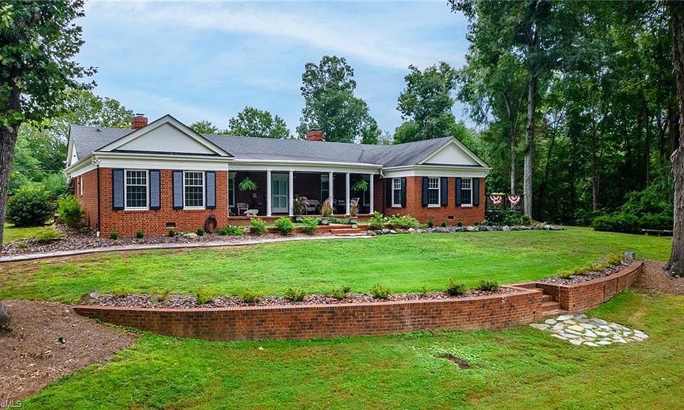 1st image of 304 Shadow Valley Rd