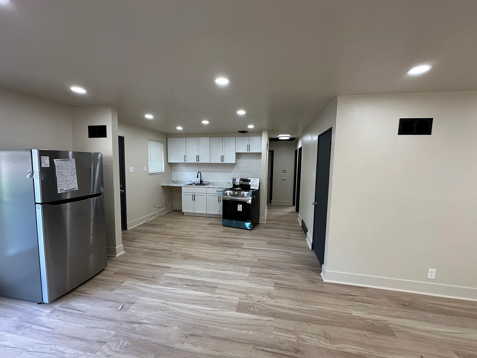 3 bed, 912 sqft, $1,500 — Photo 2