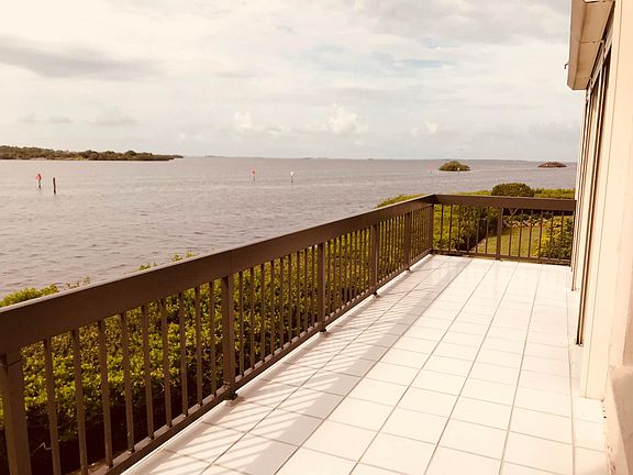 Balcony looking towards the Gulf. There are only 4 units wit