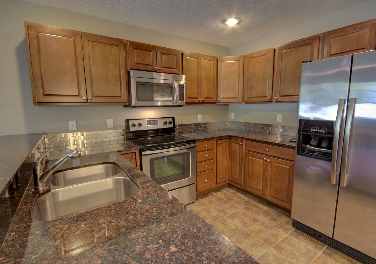 Gorgeous 3 Bedroom Townhome — Photo 4