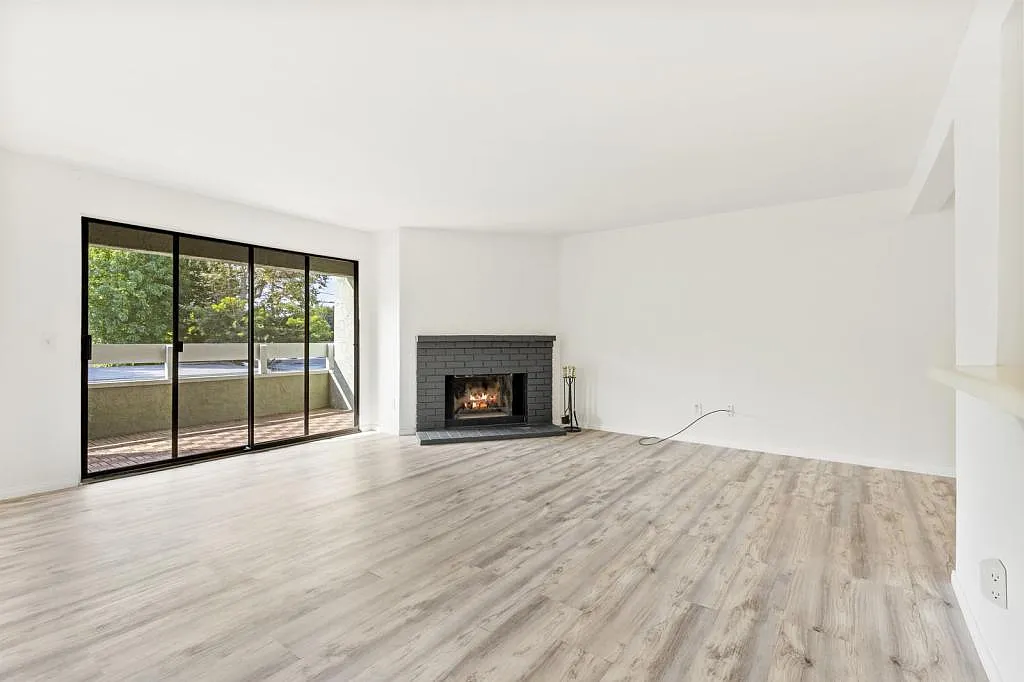 1040 E Washington Ave — Photo 4