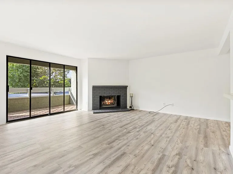 1040 E Washington Ave — Photo 4