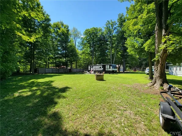 15 White Pines Dr, Pulaski, NY 13142