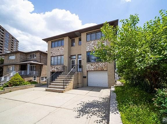 2nd image of 1638 John St #1638