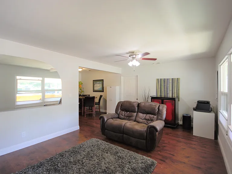 698 Patricia Ln — Photo 11