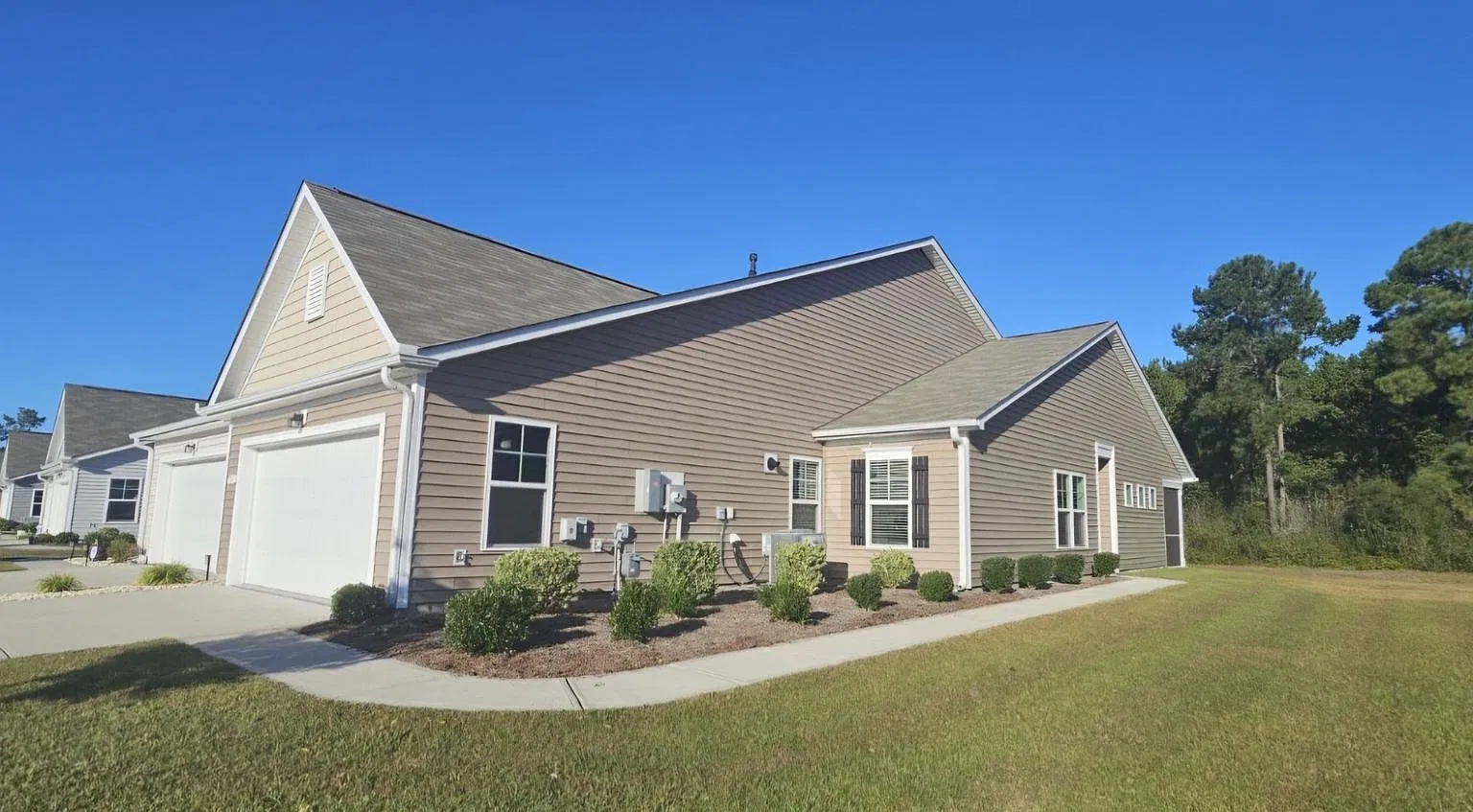 Move-In Ready Ridgefield Duplex with Resort-Style Amenities — Photo 4