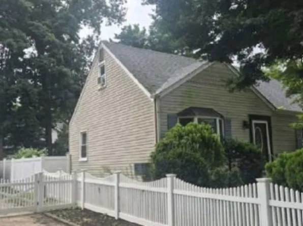 44 E 17th St, Huntington Station, NY 11746