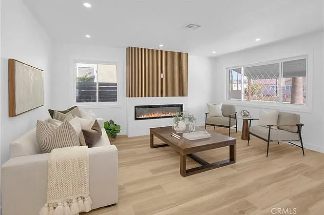 338 S James St — Photo 2