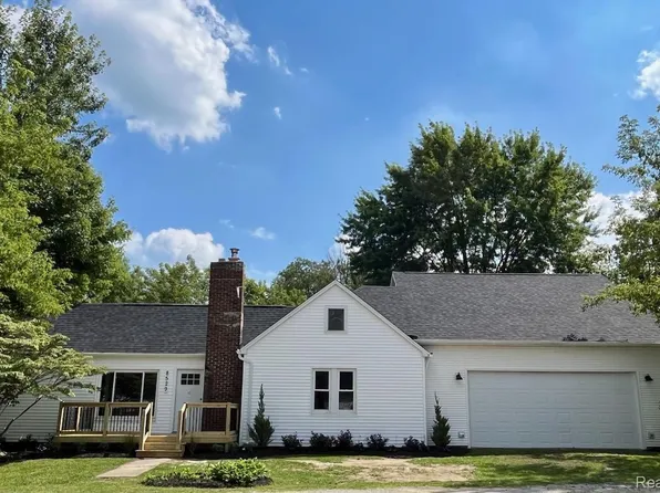 8529 Morris Rd, Wales, MI 48027