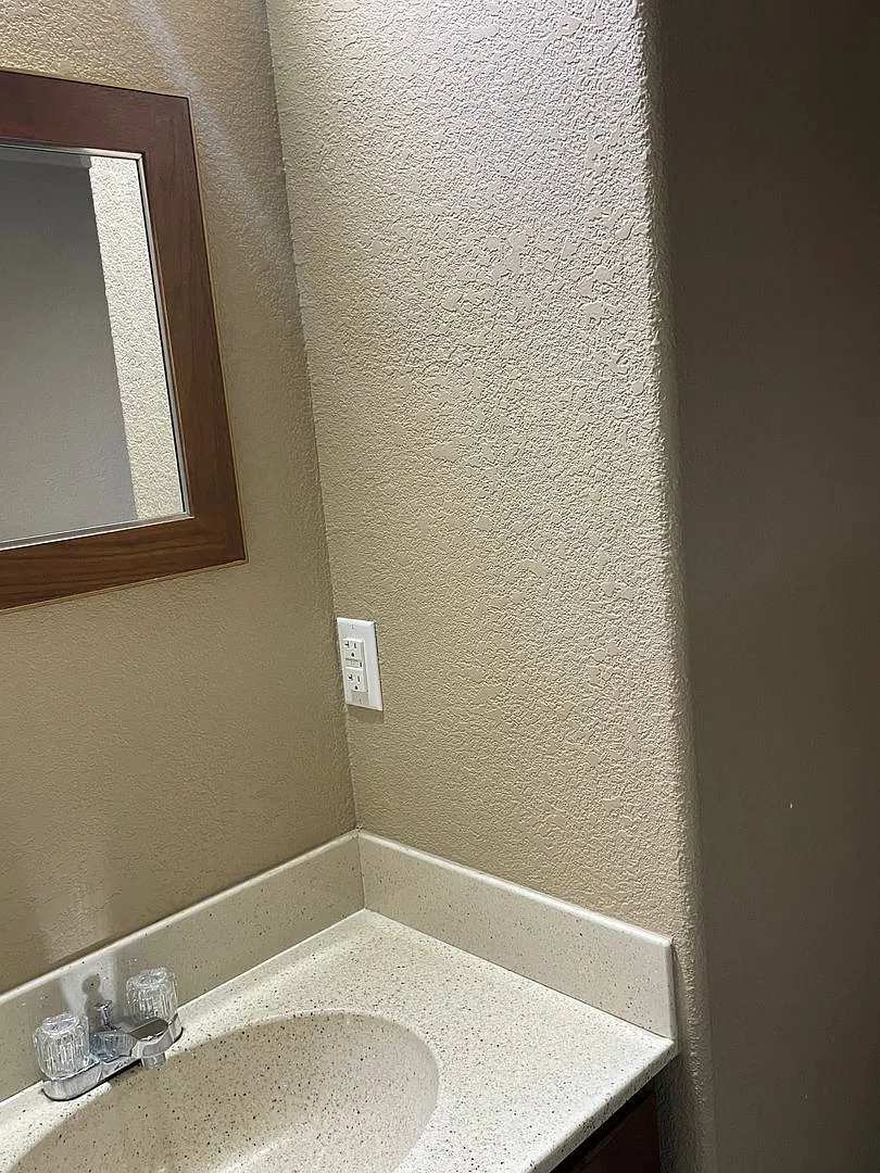 Large home with bonus room in Enchanted Lands Area! — Photo 3
