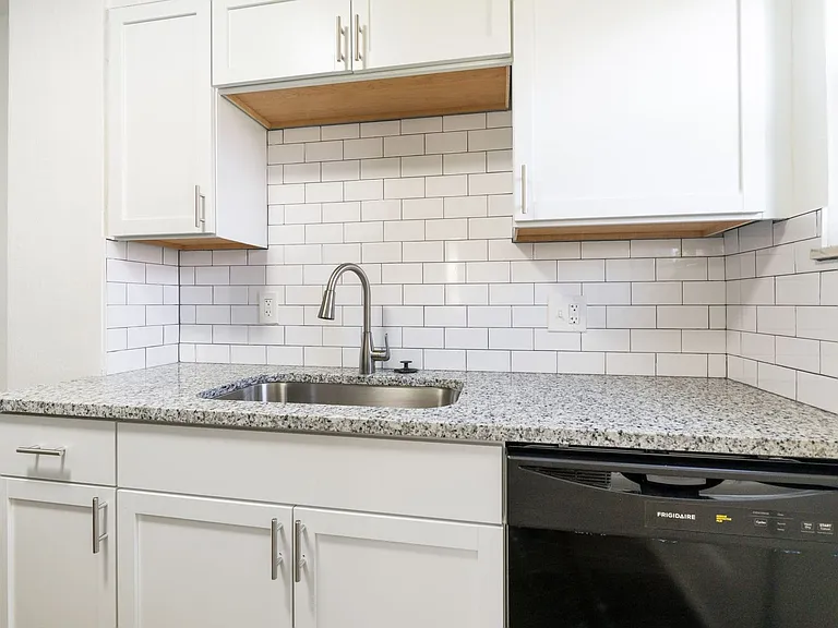 4040-4042 Halsey Pl — Photo 2