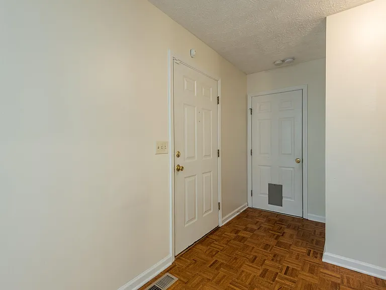 1560 Pheasants Glen Dr — Photo 45