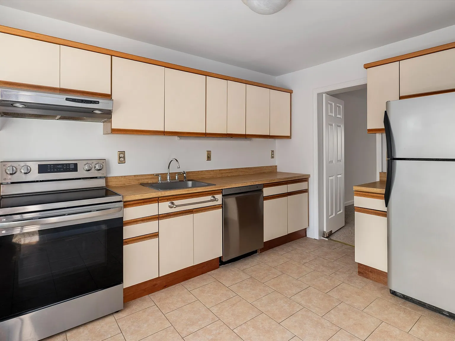 1 bed, 1.5 bath, 1451 sqft, $3,200 — Photo 3