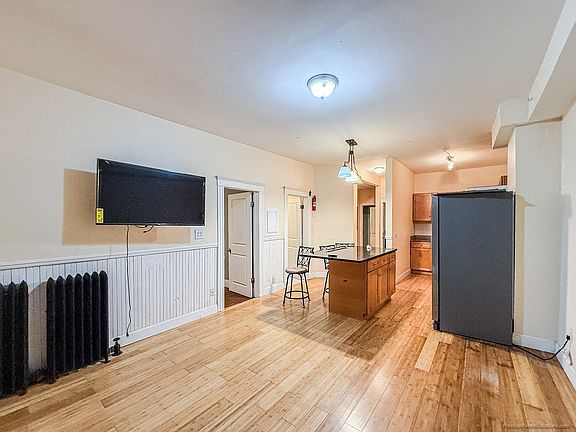 4th image of 122 Gladstone St #3