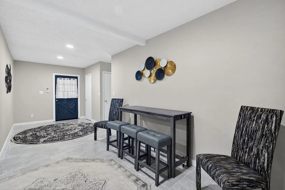 8 bed, 2.0 bath, 2084 sqft, $669 — Photo 2