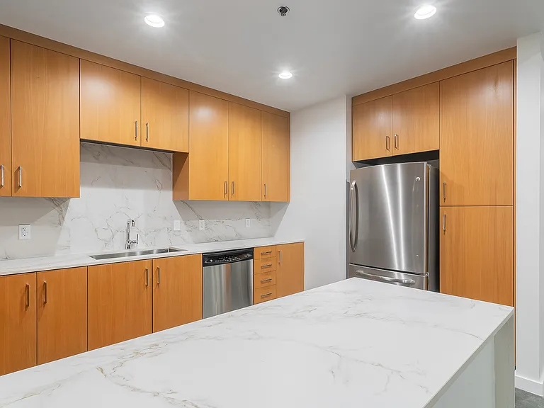 Main 3 Downtown — Photo 21