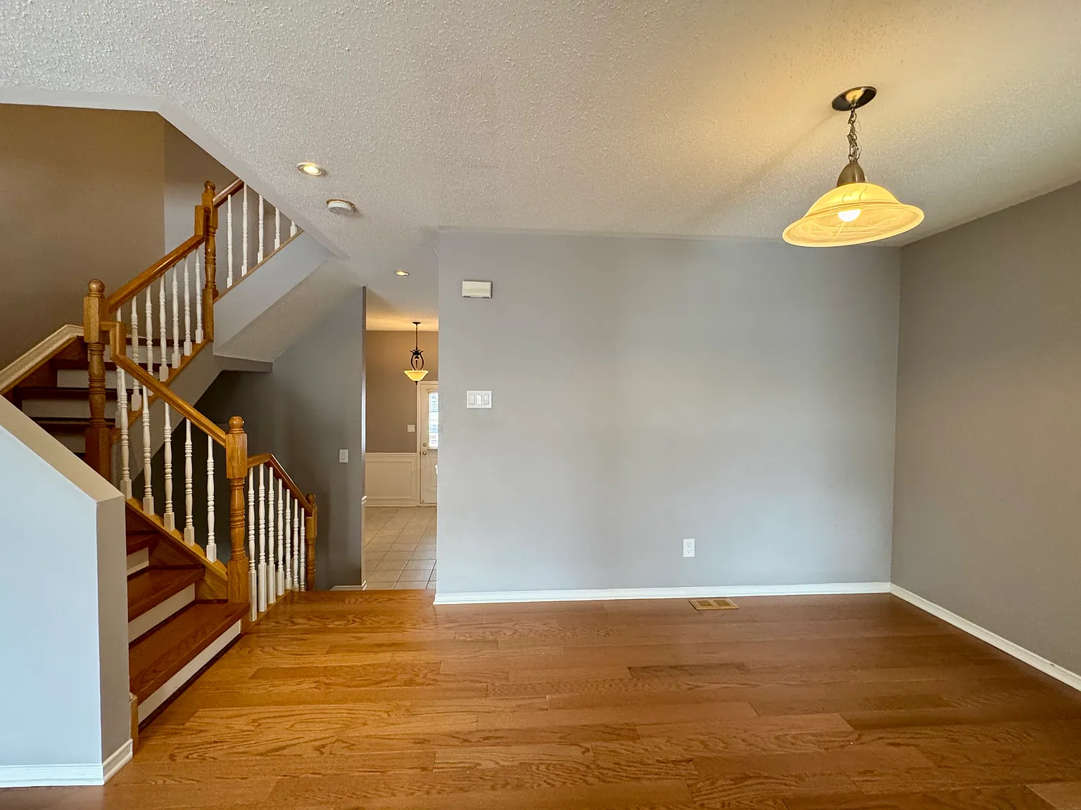 10 Landover Crescent Ottawa — Photo 3