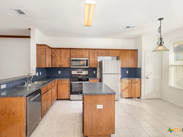 2215 Dry Creek Dr — Photo 4
