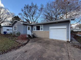 104 Warwick Rd, Coffeyville, KS 67337