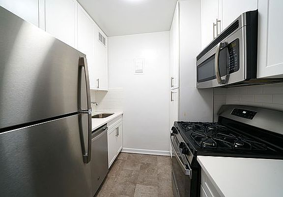 5th image of 160 E 84th St APT 19A