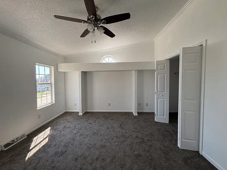 321 E Harden St — Photo 25
