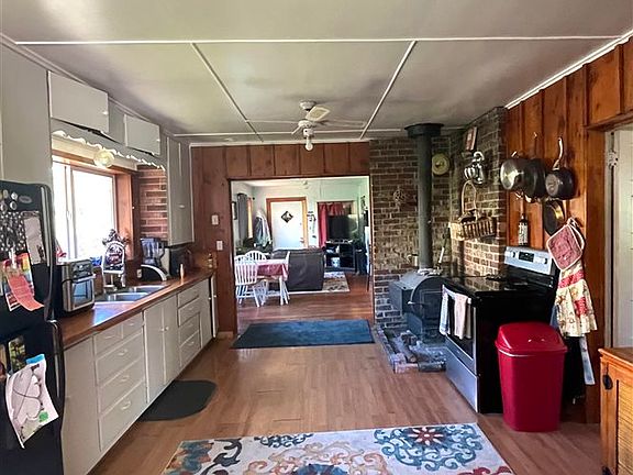 5th image of 214 Fir St
