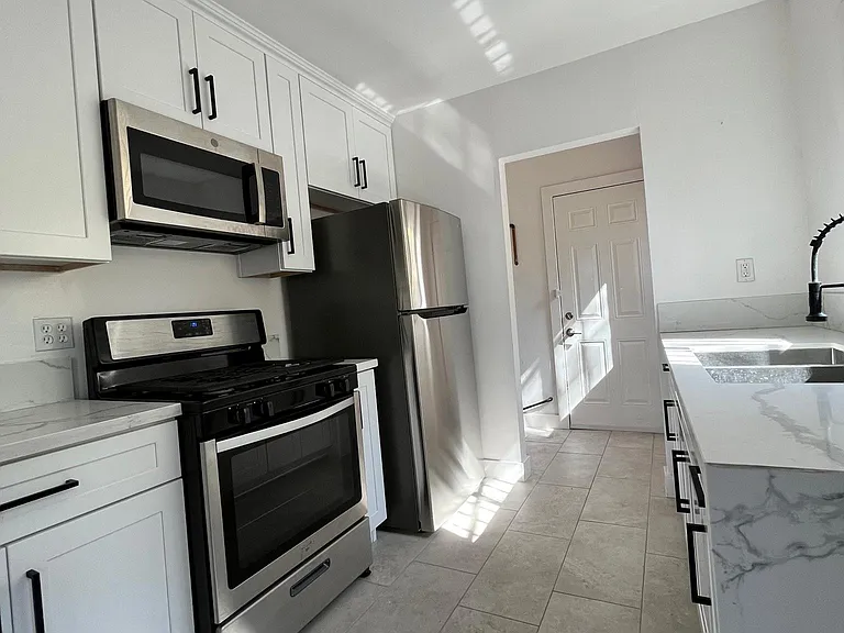 830 Laguna Ave — Photo 13