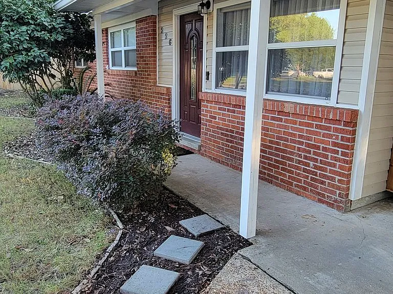 226 Staff Dr NE — Photo 2