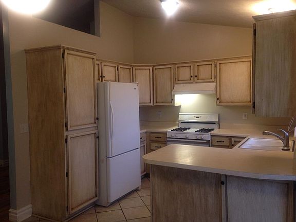 3rd image of 727 Country Club Dr