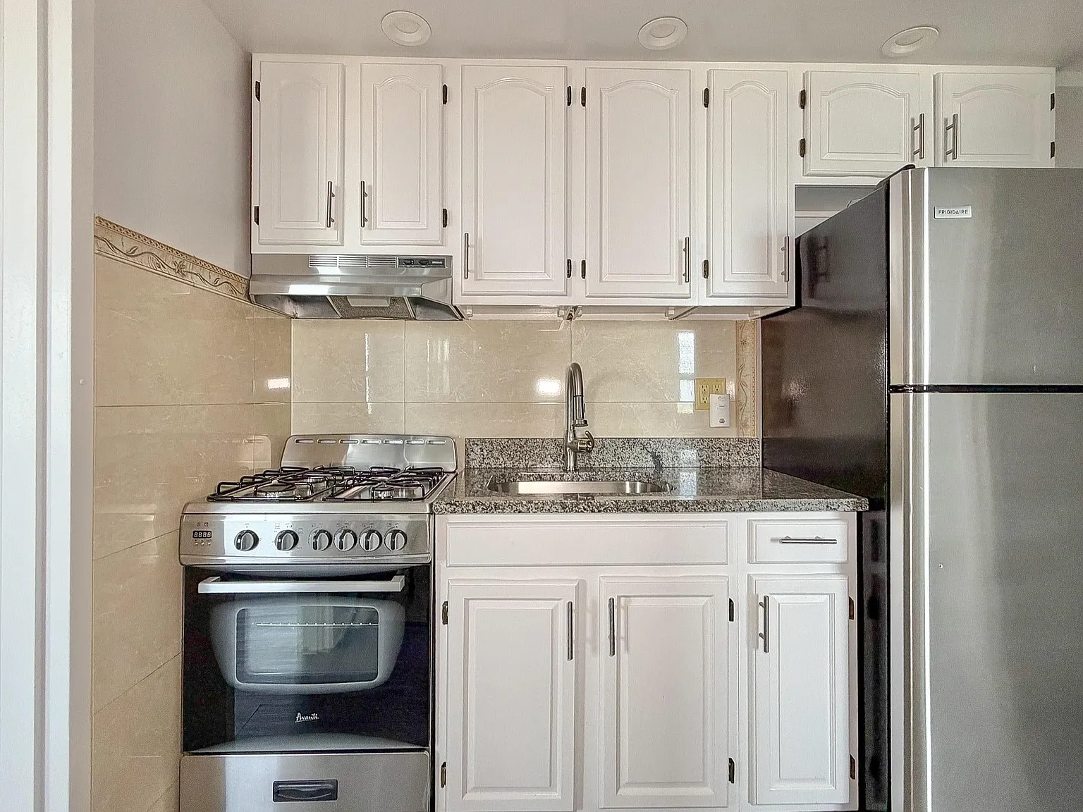2 bed, 1.0 bath, $2,100 — Photo 3