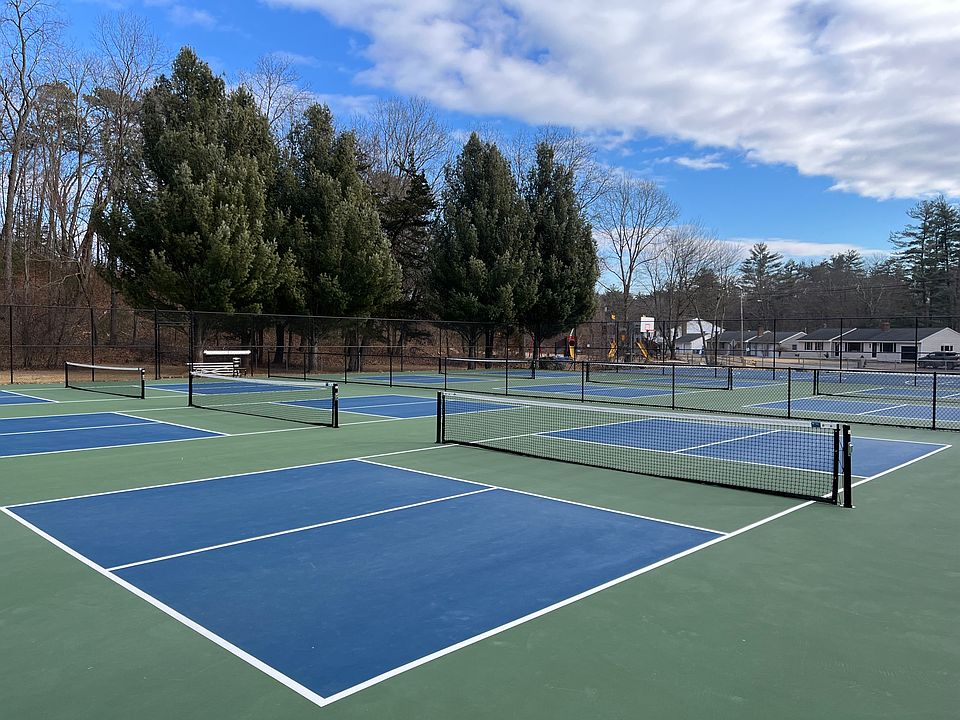 Pickle Ball Courts 2 minutes away
