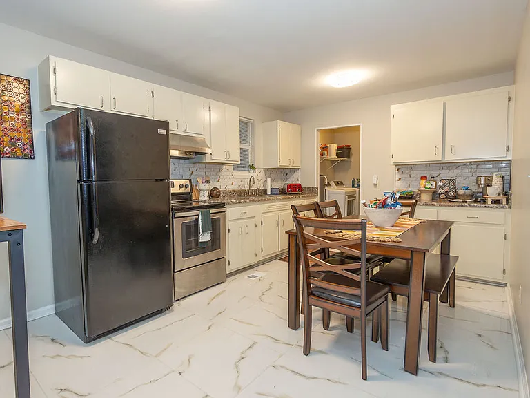 431 E State St — Photo 5