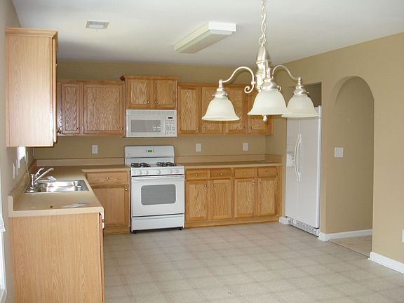 Xtra Large Kitchen with built in Desk 