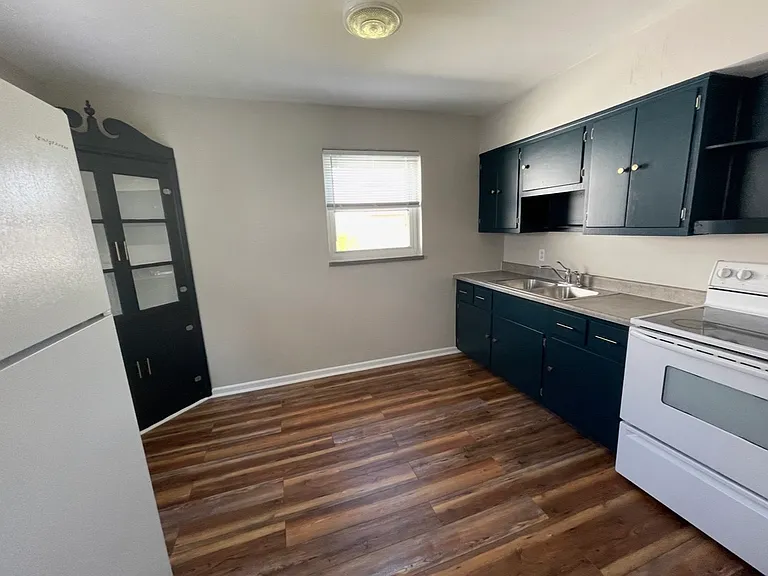 1008 Warwick Pl — Photo 5