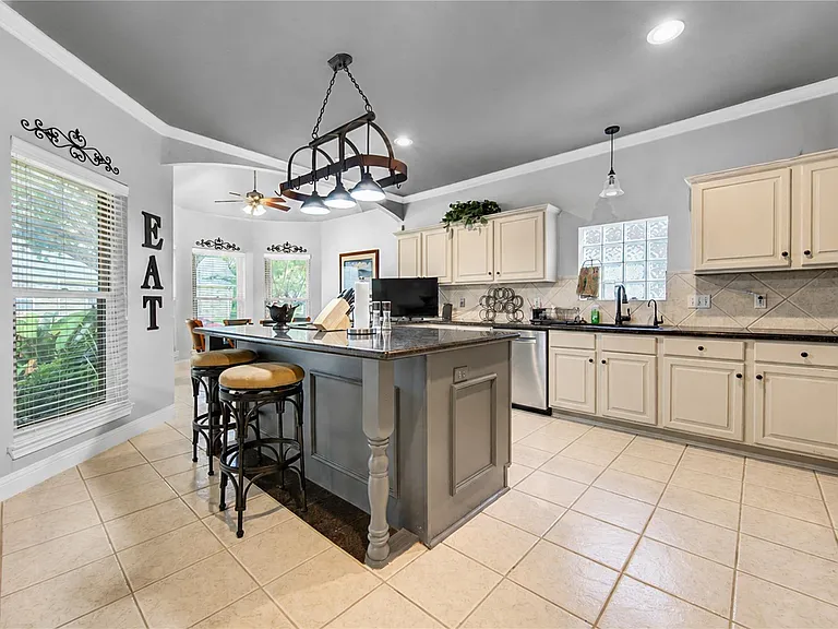 1811 Emerald Green Dr — Photo 11