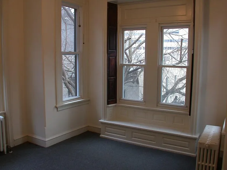 back bedroom facing
south. center city view, sunny room, ceiling fan with light. seating at window, closet