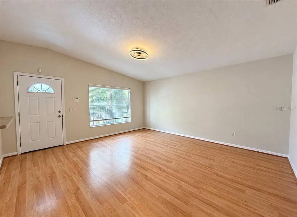 3 bed, 2.0 bath, 1215 sqft, $3,300 — Photo 2