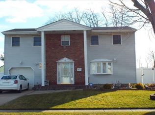 15 Autumn Ln, Amityville, NY 11701