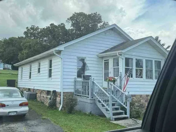 322 Combs St, Crab Orchard, WV 25827