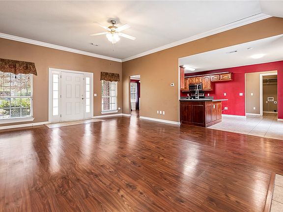 4th image of 713 E Hilltop Dr