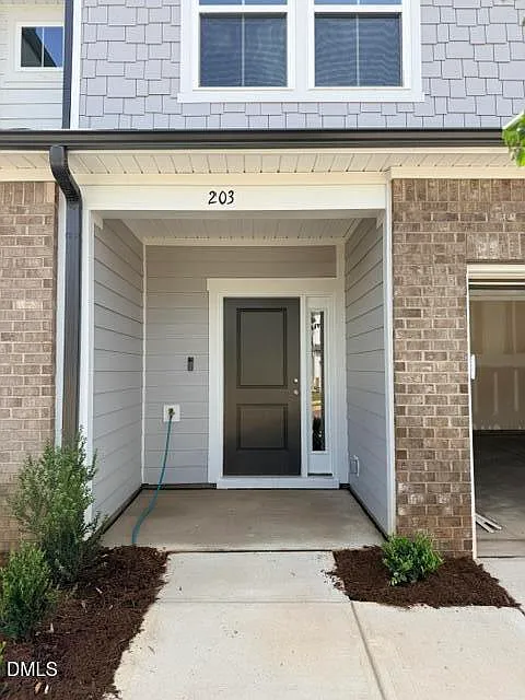 3 bed, 2.5 bath, 1872 sqft, $1,995 — Photo 2